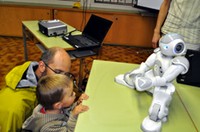 Researchers of NCCR "IM2" have programmed the humanoid robot "Nao" to recognise faces. He manages to attract the children's attention all by himself.
 © Hérisson sous gazon